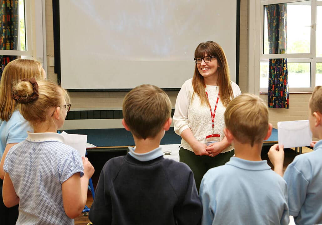 Amy Mee, Gerente de RH, encontrando alunos da escola primária na Escola Primária Bretherton C of E, onde ela realizou um workshop e um concurso para os alunos projetarem sua própria sacola de ração e, em seguida, os levou em um tour por nossas instalações de manufatura em Plocks Farm .