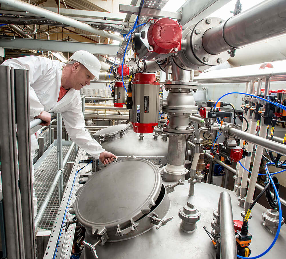 Als onderdeel van de Freshtrusion reis, koken onze vleeskeukens het vlees zachtjes op 82 °C om het eiwit te beschermen, waardoor het smakelijker en voedzamer wordt voor de huisdieren.