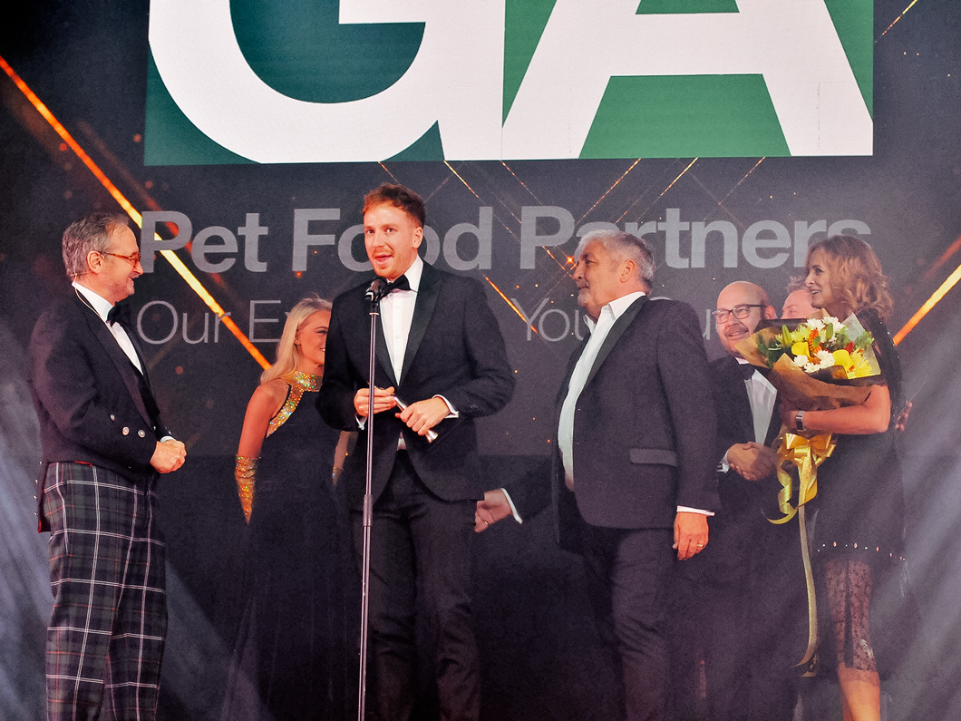 Společenská odpovědnost společnosti – David Colgan, přebírá cenu BIBAS za ekologický podnik roku jménem GA Pet Food Partners.
