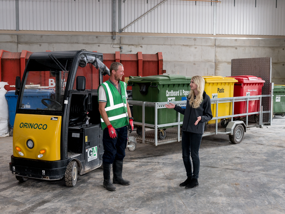 V rámci naší společenské odpovědnosti naše místní recyklační zařízení pečlivě odděluje lepenku, plasty, kov, papír a další recyklovatelné materiály. Dnes se 98 % veškerého odpadu, který vzniká na místě, recykluje. Zítra máme za cíl 100 %.